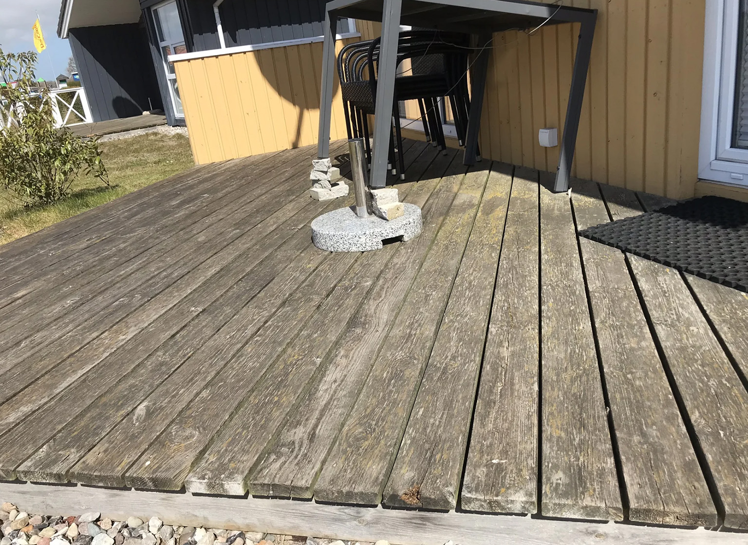 Holzboden vor Behandlung Holzboden vor Behandlung